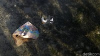 Sampah-sampah yang mencoreng keindahan pantai di Pulau Messah itu menunjukkan bahwa warga masih belum sadar untuk menjaga kebersihan pantai yang sudah menghidupi mereka puluhan tahun tersebut.