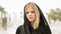 Avril Lavigne pernah dikabarkan bunuh diri pada 2003 setelah sang kakek meninggal dunia. Foto: (Instagram/avrillavigne)