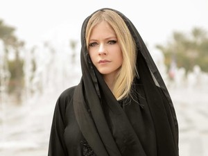 Avril Lavigne Rekam Ulang Lagu Debut Kelly Clarkson Breakaway