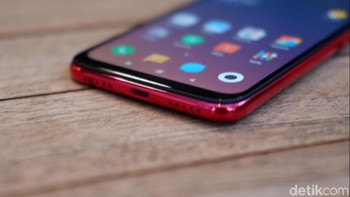Bagian bwahnya terdapat port USB Type C dan lobang speaker. Sementara bagian atasnya terdapat port jack audio 3,5 mm dan IR Blaster. Foto: Adi Fida Rahman/detikINET