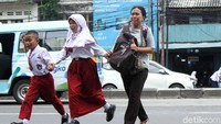 Warga harus ekstra hati-hati saat menyebrang.