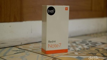 Inilah kotak kemasan Redmi Note 7 resmi, memiliki stiker TAM di bagian depannya. Foto: Adi Fida Rahman/detikINET