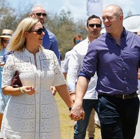 Meski sudah memiliki dua anak, kemesraan Zara dan Mike tidak berubah sama sekali seperti tahun-tahun pertama pernikahan mereka. Foto: Getty Images