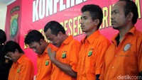 Begini tampang lima tersangka pelaku pembajakan mobil tangki Pertamina.