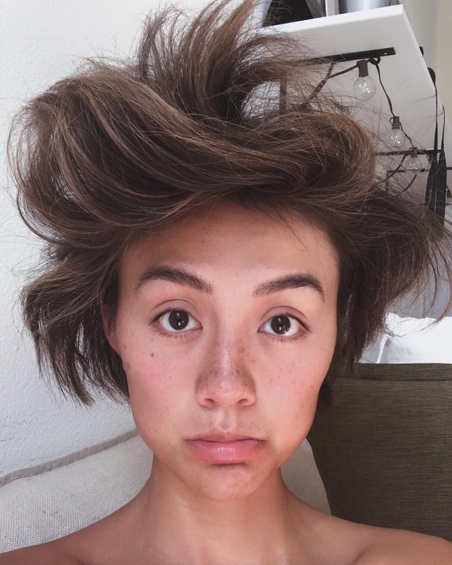 Ada yang mengira kalau bintik-bintik di hidung Agnez tersebut adalah komedo. Ada juga yang mempertanyakan kenapa wajah Agnez sekarang dihiasi bintik-bintik kecokelatan. Netizen yang menyebut dirinya fans Agnez Mo pun memberikan jawaban bahwa bintik kecokelatan di hidung dan pipi juri The Voice Kids Indonesia itu adalah freckles. Foto: Instagram @agnezmo