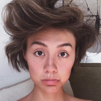 Ada yang mengira kalau bintik-bintik di hidung Agnez tersebut adalah komedo. Ada juga yang mempertanyakan kenapa wajah Agnez sekarang dihiasi bintik-bintik kecokelatan. Netizen yang menyebut dirinya fans Agnez Mo pun memberikan jawaban bahwa bintik kecokelatan di hidung dan pipi juri The Voice Kids Indonesia itu adalah freckles. Foto: Instagram @agnezmo