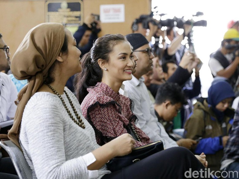Atiqah Hasiholan Absen Temani Ratna Sarumpaet Jalani Sidang, Kenapa? Atiqah Hasiholan Absen Temani Ratna Sarumpaet Jalani Sidang, Kenapa?
