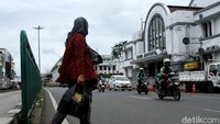 Begini aktivitas warga saat menyebrang di kawasan Stasiun Jakarta Kota, Selasa (19/3/2019).