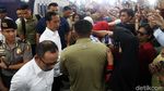 Momen Jokowi Diserbu Warga saat Jajal MRT