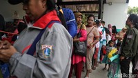 Sejumlah ibu-ibu nampak mengantre untuk membeli sembako murah di RPTRA Permata, Jakarta, Selasa (19/3/2019).