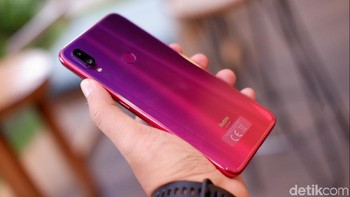 Bagian belakangnya berlapis kaca Gorilla Glass 5 dipadu dengan gradasi warna.  Foto: Adi Fida Rahman/detikINET