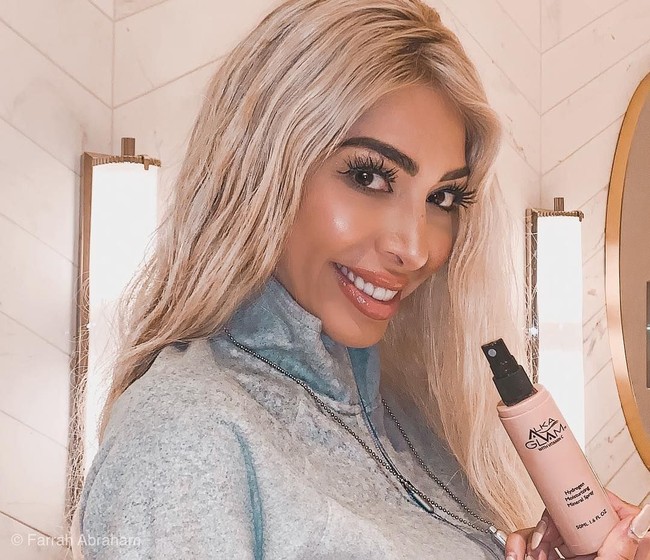 Berhenti mencontek Kourtney Kardashian, komentar netizen di foto Farrah. Kamu tidak akan pernah menjadi Kourtney Kardashian, tambah netizen lainnya. Foto: Instagram @farrah__abraham