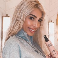 Berhenti mencontek Kourtney Kardashian, komentar netizen di foto Farrah. Kamu tidak akan pernah menjadi Kourtney Kardashian, tambah netizen lainnya. Foto: Instagram @farrah__abraham