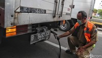 Tidak hanya mobil pribadi, truk dan mobil angkutan lainnya juga dicek emisi buangnya.