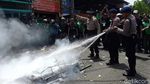 Demo Ojol di Surabaya Diwarnai Pembakaran Keranda