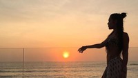 Gaya Alexandra saat menikmati momen sunset. Saat ini, Instagram Alexandra sudah diikuti oleh 422 ribu orang follower. (Instagram/@alexandramendezof)
