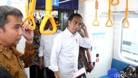 Jokowi datang saat uji coba publik tengah berlangsung. Kedatangannya telah ditunggu oleh masyarakat yang juga tengah antre menjajal kereta MRT.