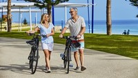 Pantai Scarborough juga punya pemandangan asyik, cocok untuk bersepeda (Tourism Western Australia)    