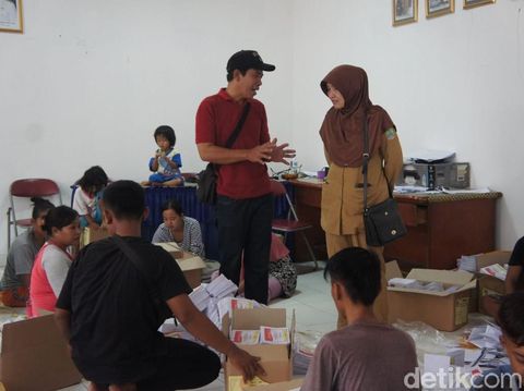 Curhat Pelipat Surat Suara di Karawang: Honornya Makin Kecil