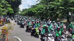 Demo Ojol di Surabaya Diwarnai Pembakaran Keranda