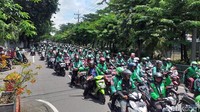 Dari kantor Grab di kawasan Klampis, massa ojek online bergeser ke kantor Gojek di Jalan Ngagel Selatan. Kantor Gojek sendiri dijaga ketat baik dari pihak keamanan kantor maupun dari kepolisian. 