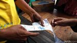 Potret Antrean Ibu-ibu Belanja Sembako Murah di RPTRA Permata