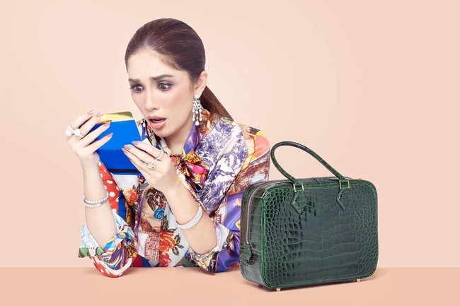 Bersama fotografer Darius Manihuruk, konsep unik pemotretan Ussy ini bertema Wild Fashion, Fashion X Attitude. Beberapa konsepnya menceritakan tentang perilaku buruk dengan pendekatan pakai brand yang mewah-mewah, tapi bukan pada tempatnya. Foto: Instagram @ussypratama
