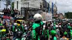 Demo Ojol di Surabaya Diwarnai Pembakaran Keranda