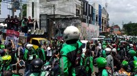 Puas berunjuk rasa dan berorasi hampir selama sekitar 1 jam, massa kemudian kembali bergerak meninggalkan kantor Gojek dengan tertib. 