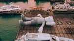 Patung KAWS Sepanjang 37 Meter Tiba di Hong Kong, Begini Penampakannya