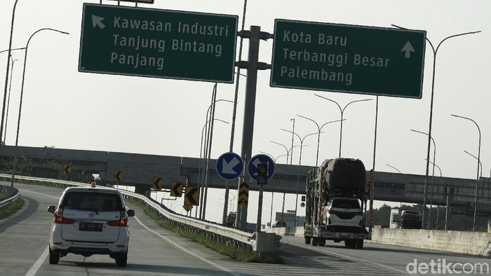 Tol terpanjang di Indonesia, Bakauheni-Terbanggi Besar sudah diresmikan Jokowi awal maret lalu. Pengguna jalan pun mulai menjajal tol tersebut.