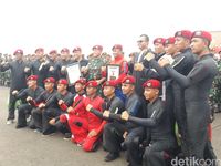 Penerjun Kopassus Pecahkan Rekor MURI Kibarkan Bendera Besar
