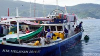 Dari kapal inilah ikan-ikan terbaik di Indonesia ditangkap hingga bisa sampai ke tangan konsumen seperti kita. Sudah selayaknya kita berterima kasih kepada para nelayan Indonesia yang luar biasa. (Wahyu/detikcom)  