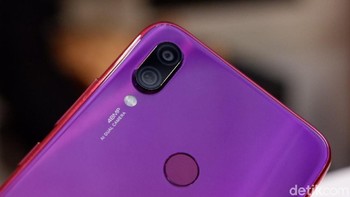 Bagian belakangnya terdapat kamera ganda, berukuran 48 MP dan 5 MP. Foto: Adi Fida Rahman/detikINET