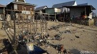 Sampah-sampah itu dibiarkan berserakan di halaman rumah warga.