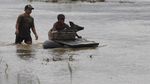 Potret Warga Evakuasi Hewan Ternak Usai Banjir Bandang di Sentani
