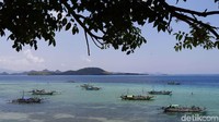 Kapal-kapal nelayan nampak tertambat di tepi pantai. Para nelayan itu nantinya akan melaut di sore hari.