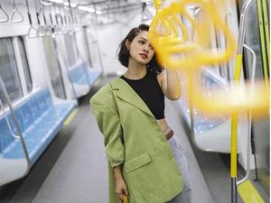 Gaya Kece Andien Naik MRT Banjir Pujian