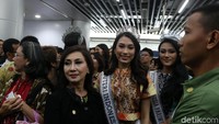 Puteri Indonesia turut mendampingi Jokowi.