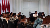 Jokowi bilang, percepatan pengintegrasian sistem jaringan transportasi di Jabodetabek harus segera direalisasikan. Sebab, dampak kerugian akibat kemacetan di Jabodetabek mencapai puluhan triliunan.