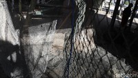Sejauh mata memandang, banyak sekali ditemukan jaring ikan di rumah-rumah warga di Pulau Messah. Pasalnya, penduduk pulau itu mayoritas berprofesi sebagai nelayan.