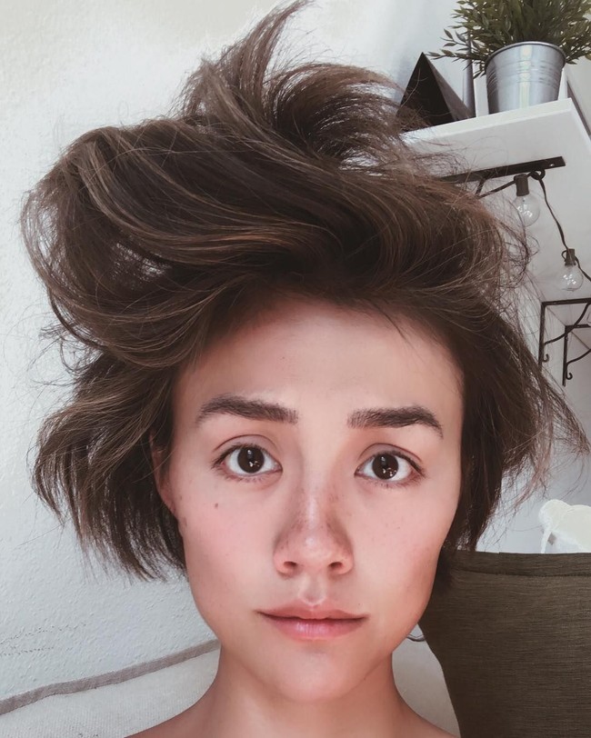 Inilah potret Agnez Mo tanpa makeup yang diunggah sang artis ke akun Instagramnya @agnezmo. Ada tiga foto yang diunggah Agnez ke Instagram sehari setelah dia menang di iHeartRadio Music Awards. Wondering what my next look would be. Hmmmm. .this is how i feel after my winning yesterday!!!!! Surreal. I woke up like dis. literally. 🤷🏻‍♀️#ElvisPresley, tulisnya pada keterangan foto. Foto: Instagram @agnezmo