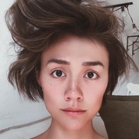 Inilah potret Agnez Mo tanpa makeup yang diunggah sang artis ke akun Instagramnya @agnezmo. Ada tiga foto yang diunggah Agnez ke Instagram sehari setelah dia menang di iHeartRadio Music Awards. Wondering what my next look would be. Hmmmm. .this is how i feel after my winning yesterday!!!!! Surreal. I woke up like dis. literally. 🤷🏻‍♀️#ElvisPresley, tulisnya pada keterangan foto. Foto: Instagram @agnezmo