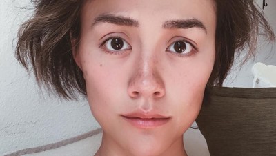 Foto Agnez Mo Pamer Wajah Tanpa Makeup yang Bikin Netizen Berdebat