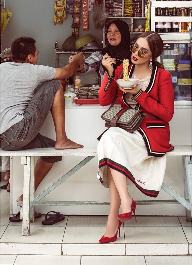 Aktris berusia 37 tahun ini pun terlihat berada di warung dan makan mie mengenakan outfit dari Gucci. Ussy pun melengkapi penampilannya dengan kacamata, perhiasan dan wajah penuh makeup, kemudian santai melahap mie. Itu maksudnya adalah mau kita punya duit atau nggak, kaya atau miskin ujung-ujungnya yang dicari kenyamanan. Tidak ada yang bisa membeli kenyamanan, ujar ibu empat anak ini. Foto: Instagram @ussypratama