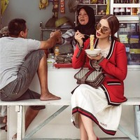 Aktris berusia 37 tahun ini pun terlihat berada di warung dan makan mie mengenakan outfit dari Gucci. Ussy pun melengkapi penampilannya dengan kacamata, perhiasan dan wajah penuh makeup, kemudian santai melahap mie. Itu maksudnya adalah mau kita punya duit atau nggak, kaya atau miskin ujung-ujungnya yang dicari kenyamanan. Tidak ada yang bisa membeli kenyamanan, ujar ibu empat anak ini. Foto: Instagram @ussypratama