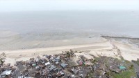 Daerah yang paling terkena dampak belum dapat diakses, sementara angin kencang dan awan lebat telah menghambat penerbangan helikopter penyelamat militer.