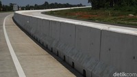Paling-paling, cuma butuh waktu berkendara sekitar 5 km aja, kita sudah samapai dan menemui gerbang tol Bakauheni Selatan yang mengawali perjalanan ruas tol pencatat rekor terpanjang se-Indonesia saat ini.