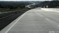 Selain jalan lurus ada pula pemandangan jalan kelok Lintas Sumatera yang melintang di sebelah tol ini di sekitar Kilometer awal ini.