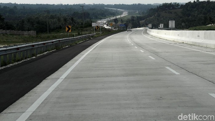 Tol Bakauheni Terbanggi Besar (Bakter) menjadi salah satu tonggak awal pembangunan Tol Trans Sumatera. Ruas tol Bakter itu sendiri membentang sepanjang 140,7 km yang kini menjadi pemegang rekor ruas tol terpanjang di Indonesia. Wow!